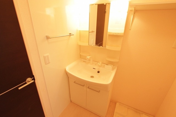 洗面設備　独立洗面台で朝の準備も快適です♪