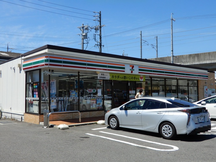 コンビニ　セブンイレブン（コンビニ）まで321m