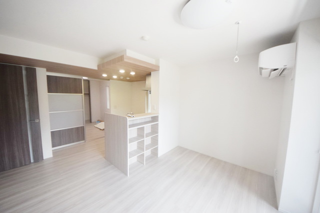 居室・リビング　～みんなで食事～