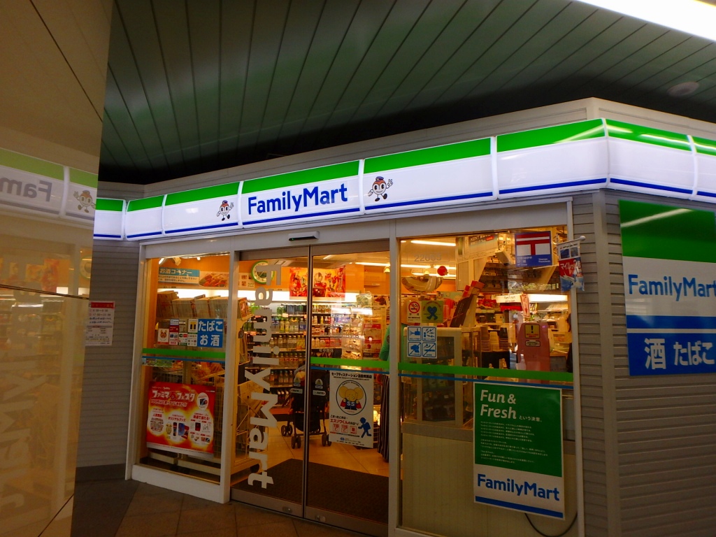 コンビニ　ファミリーマートはまりん仲町台駅店（コンビニ）まで106m