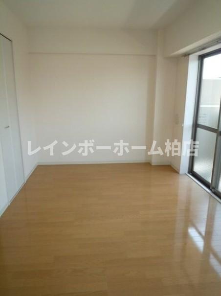 居室・リビング　こちらのリビングで趣味の時間をお楽しみください