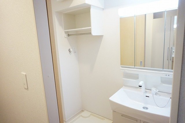 洗面設備　明るい洗面所です