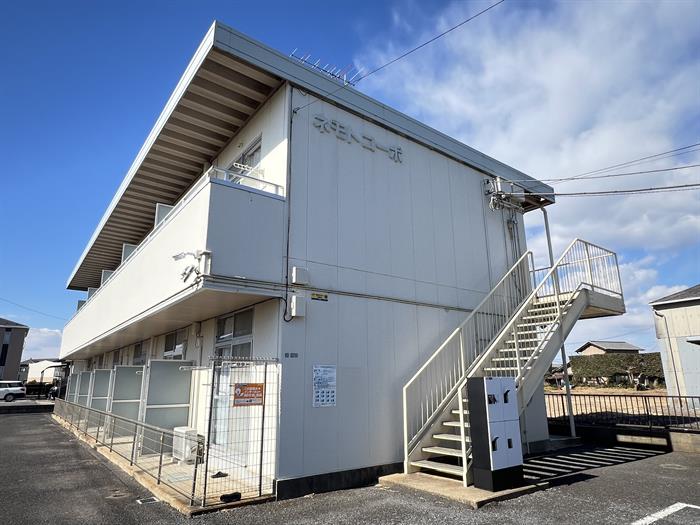 建物外観　駐車場、駐輪場、防犯カメラ、宅配ボックス付いています♪