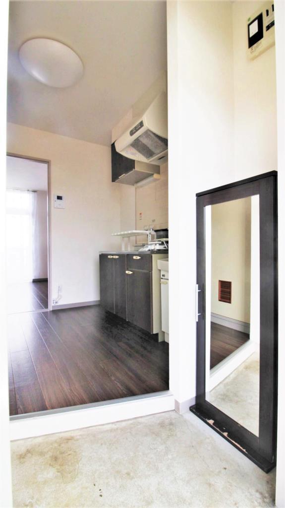 玄関　鏡つきのシューズＢＯＸがあります！！