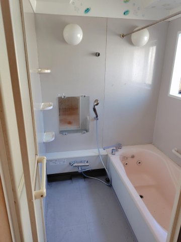 バス・シャワールーム　浴室乾燥機付きの広いバスルーム