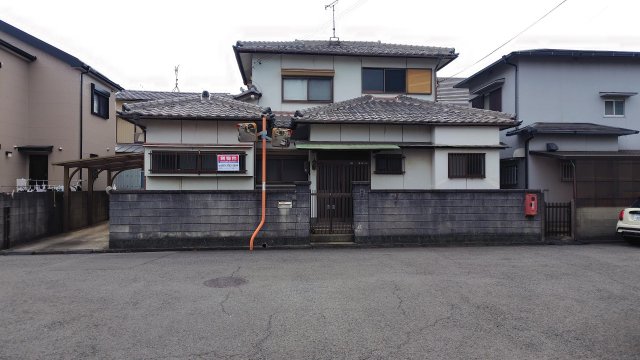 建物外観　前面道路が広く、駐車場の出入りも便利
