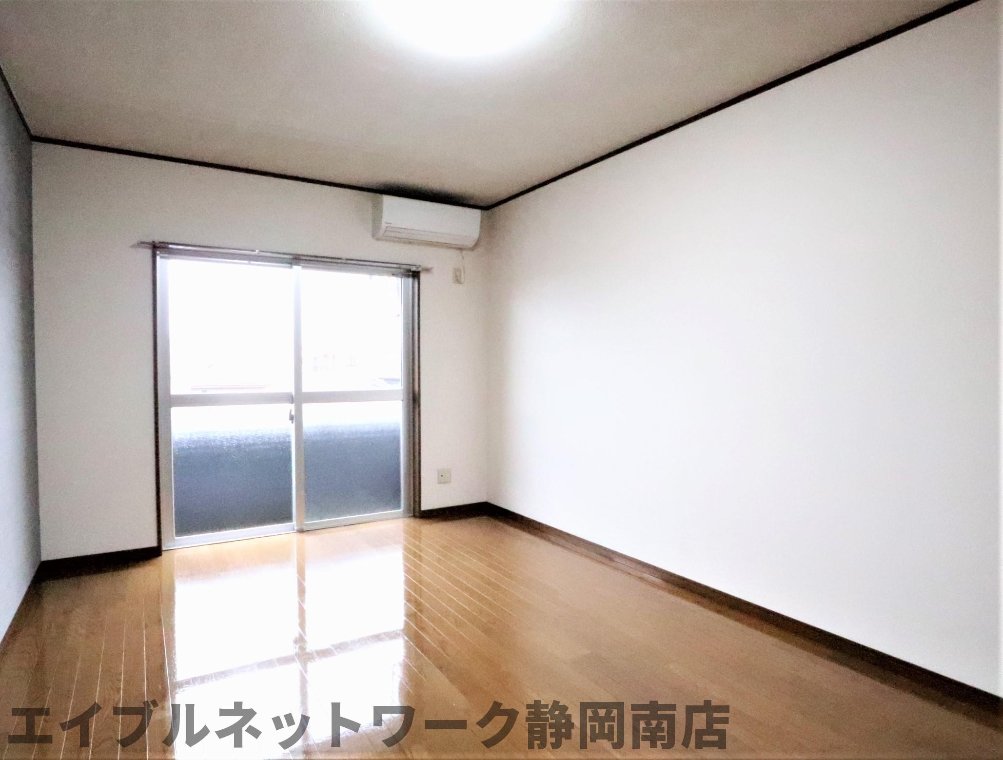 居室・リビング　日当たりの良い洋室です♪