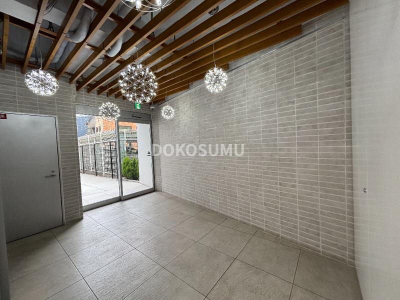 エントランス　オンからオフへ。心地よい静寂へといざなうエントランス。