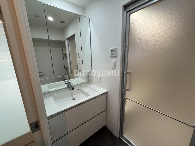 洗面設備　忙しい朝もスムーズに。使いやすさを追求した清潔な洗面空間。