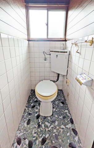 トイレ　暖房便座（残置物）があります。