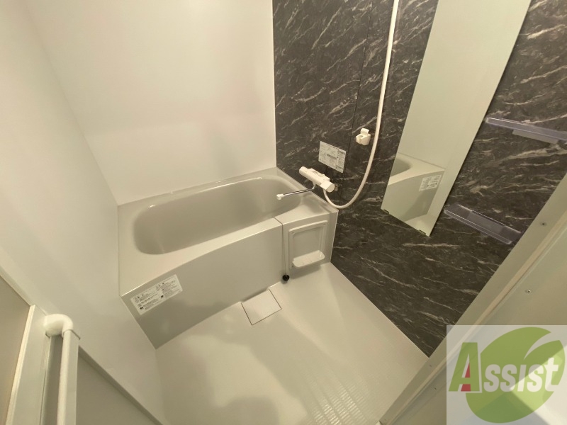 バス・シャワールーム　バスルームは狭すぎず、シャワーも浴びやすそうです。