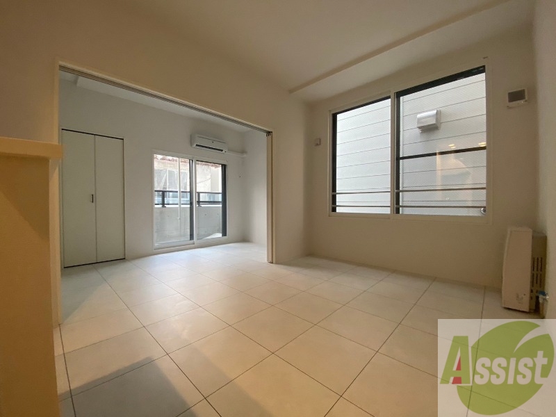 居室・リビング　白さが清潔感を出してくれます。お部屋も明るいですね。