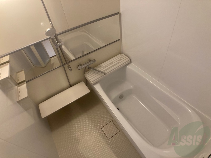 バス・シャワールーム　お風呂になります。一日の疲れを癒してくださいね。