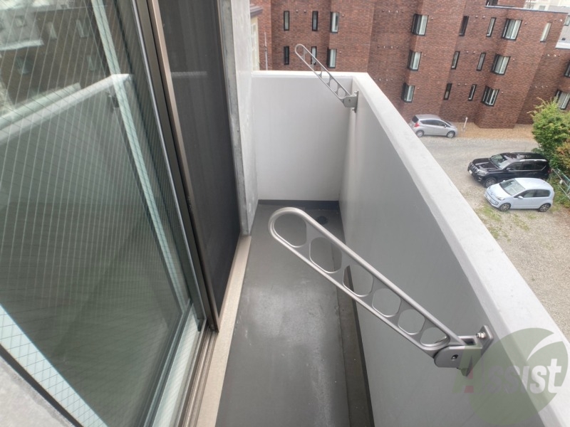 バルコニー　バルコニーです。洗濯物を干すもよし、一息つくもよしですね。