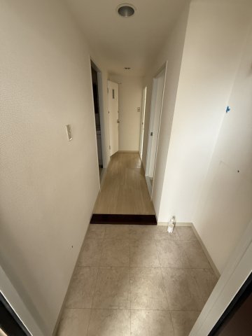 玄関　※写真は同じマンションの違う部屋のものになります。