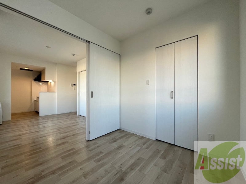 その他部屋・スペース　寝室はこちらです。光が差し込む、温かみのあるお部屋です。