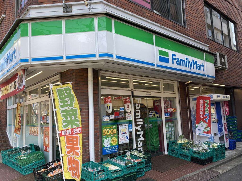 コンビニ　ファミリーマート鷺宮駅前店（コンビニ）まで560m