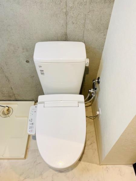 トイレ　落ち着いた色調のトイレです
