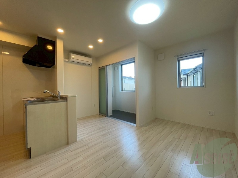 居室・リビング　こちらは９．７帖のリビングでございます。