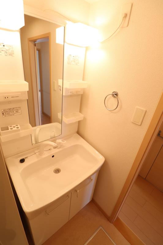 洗面設備　２　シャワー洗面台付き