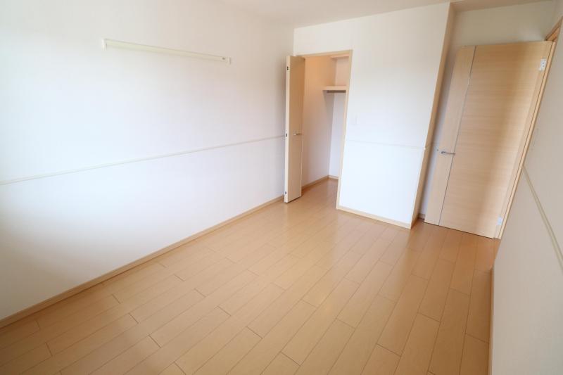 収納　洋室６．３帖のウォークインクローゼットとお部屋