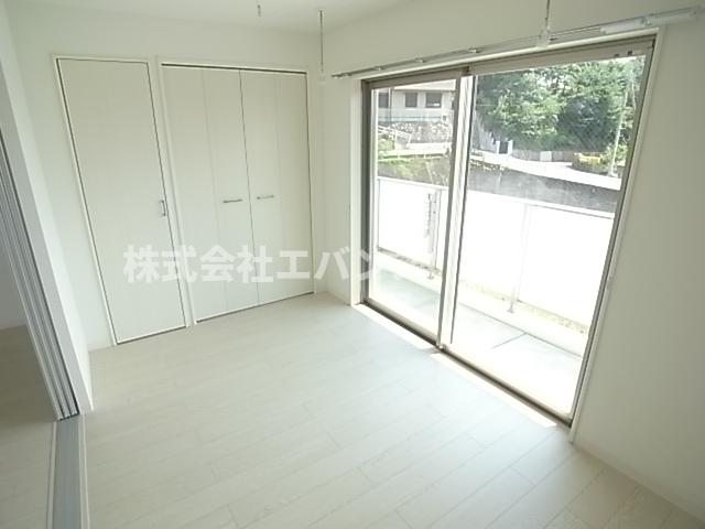 その他部屋・スペース　広くて明るい寝室