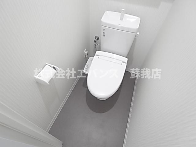 トイレ　落ち着いた色調のトイレです