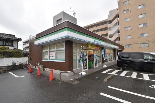 コンビニ　ファミリーマート 京王堀之内駅東店（コンビニ）まで182m