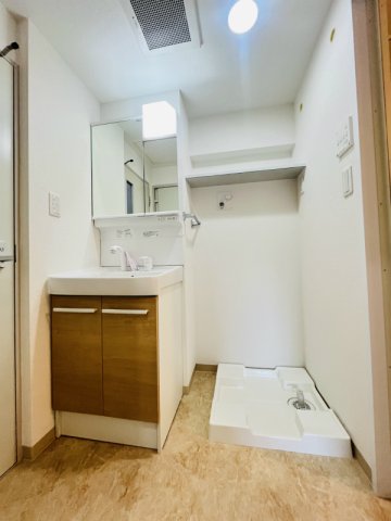 洗面設備　明るい洗面所です