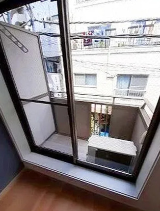 バルコニー　別部屋の画像を使用しております。