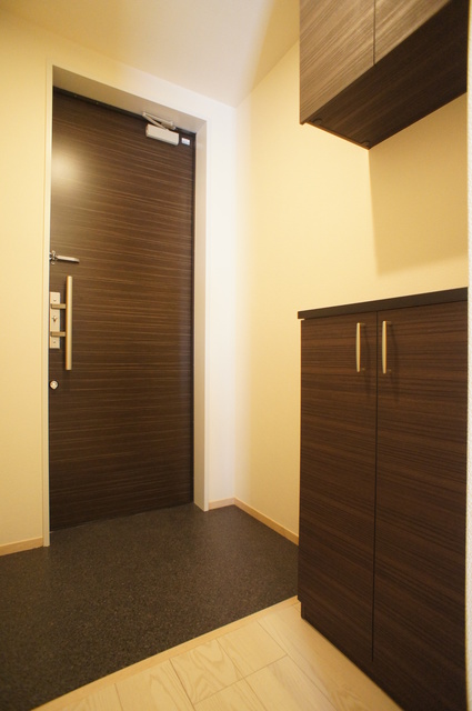 玄関　玄関には下駄箱があるのでスッキリとした空間を保てます