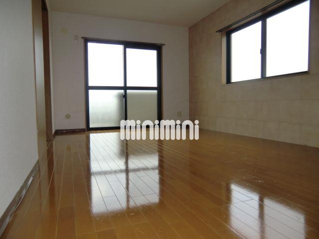 その他部屋・スペース　角部屋タイプなので、窓が多くて明るいですね！