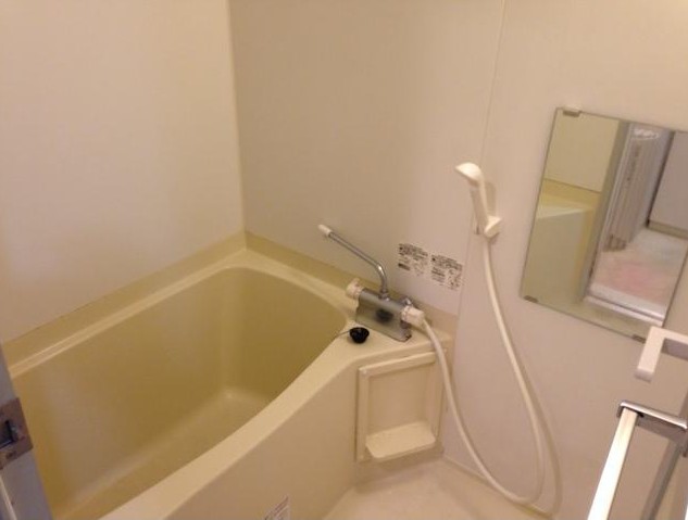 バス・シャワールーム　浴室乾燥機付きバス。