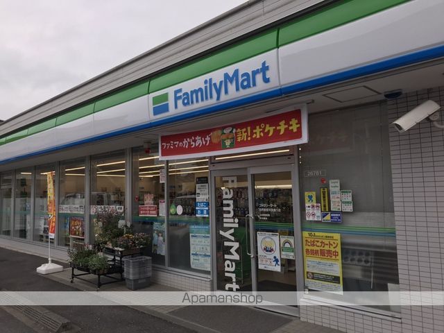 コンビニ　ファミリーマート（コンビニ）まで165m