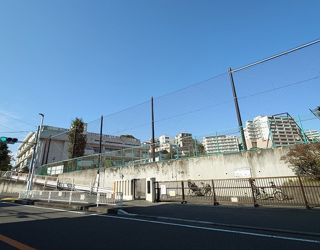 小学校　横浜市立宮谷小学校（小学校）まで605m