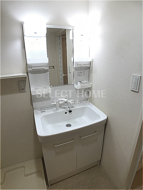 洗面設備　独立洗面台、小物を置くことができて便利です