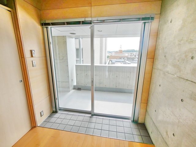 玄関　※別部屋参考写真です