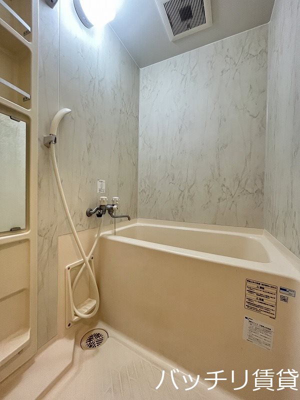 バス・シャワールーム　別号室タイプの為、現状を優先いたします