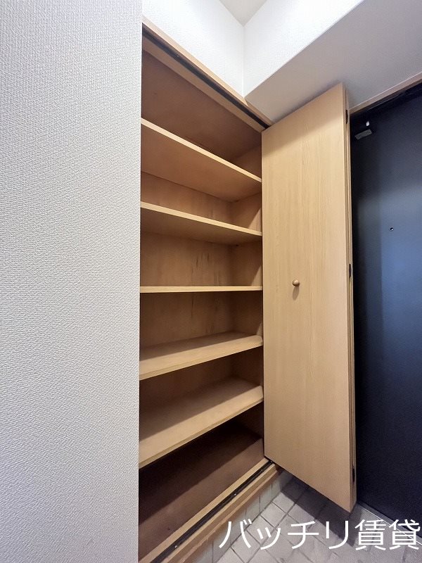 玄関　別号室タイプの為、現状を優先いたします