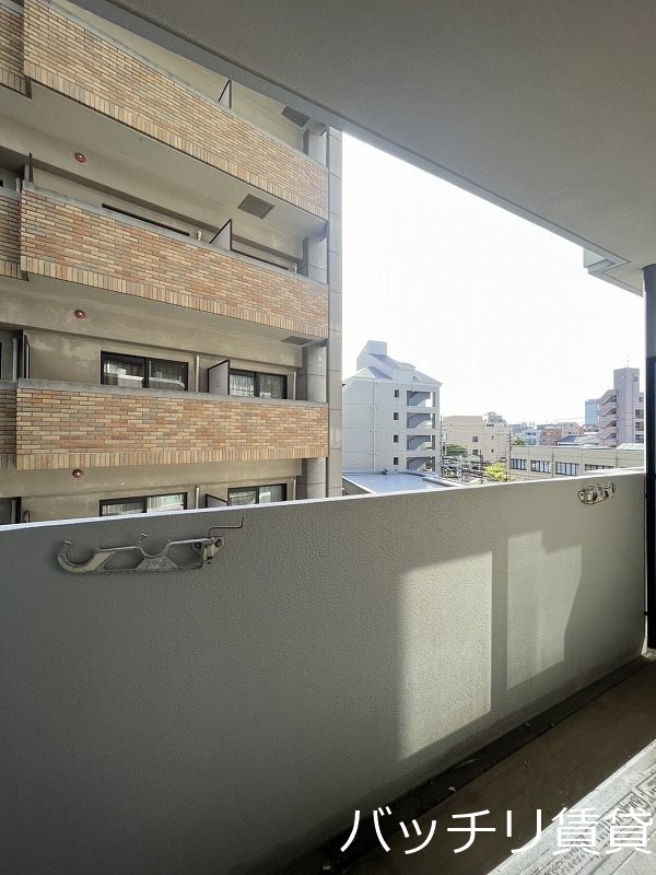 バルコニー　別号室タイプの為、現状を優先いたします