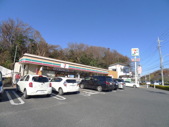 コンビニ　セブンイレブン（コンビニ）まで692m