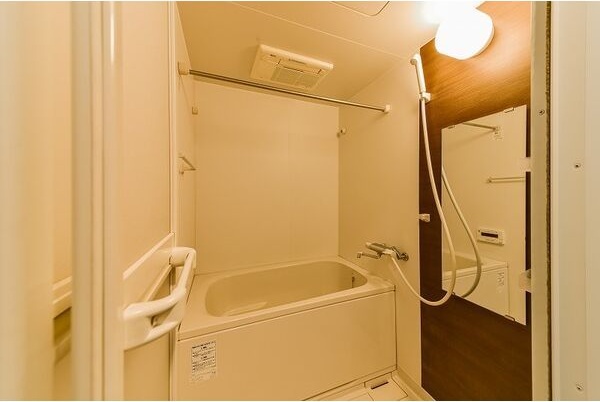 バス・シャワールーム　※写真は同じマンションの違う部屋のものになります。