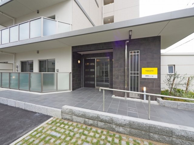 エントランス　落ち着いたエントランスです