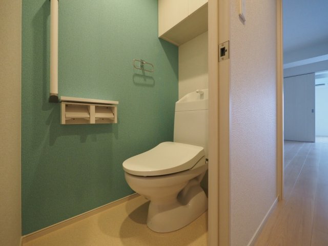 トイレ　落ち着いた色調のトイレです