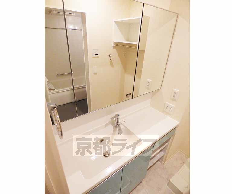 洗面設備　大きな鏡のついた独立洗面台