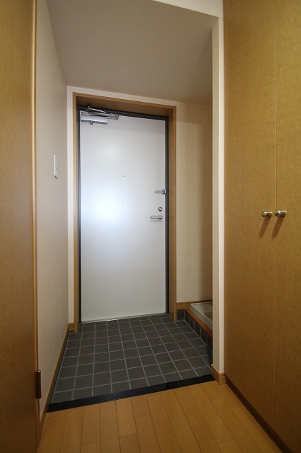 玄関　同物件別号室のものです。