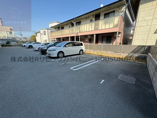 駐車場　駐車場があるので、車を買う予定の方も安心です