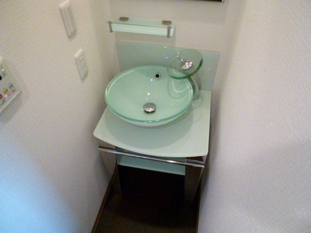 洗面設備　オシャレなデザイナーズ洗面台です。