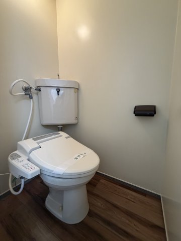 トイレ　※写真はD部屋です(反転タイプ) ※相違する場合は現況を優先