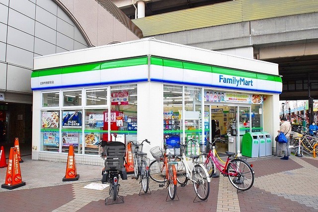 コンビニ　ファミリーマート　布施足代北（コンビニ）まで242m